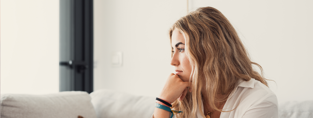 mujer joven que considera sus opciones para su embarazo no planificado: crianza, aborto o adopción