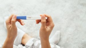 prueba de embarazo positiva y considerando la adopción en colorado.