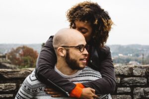 mujer besando la cabeza de un hombre