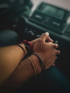 personas cogidas de la mano, relación de apoyo